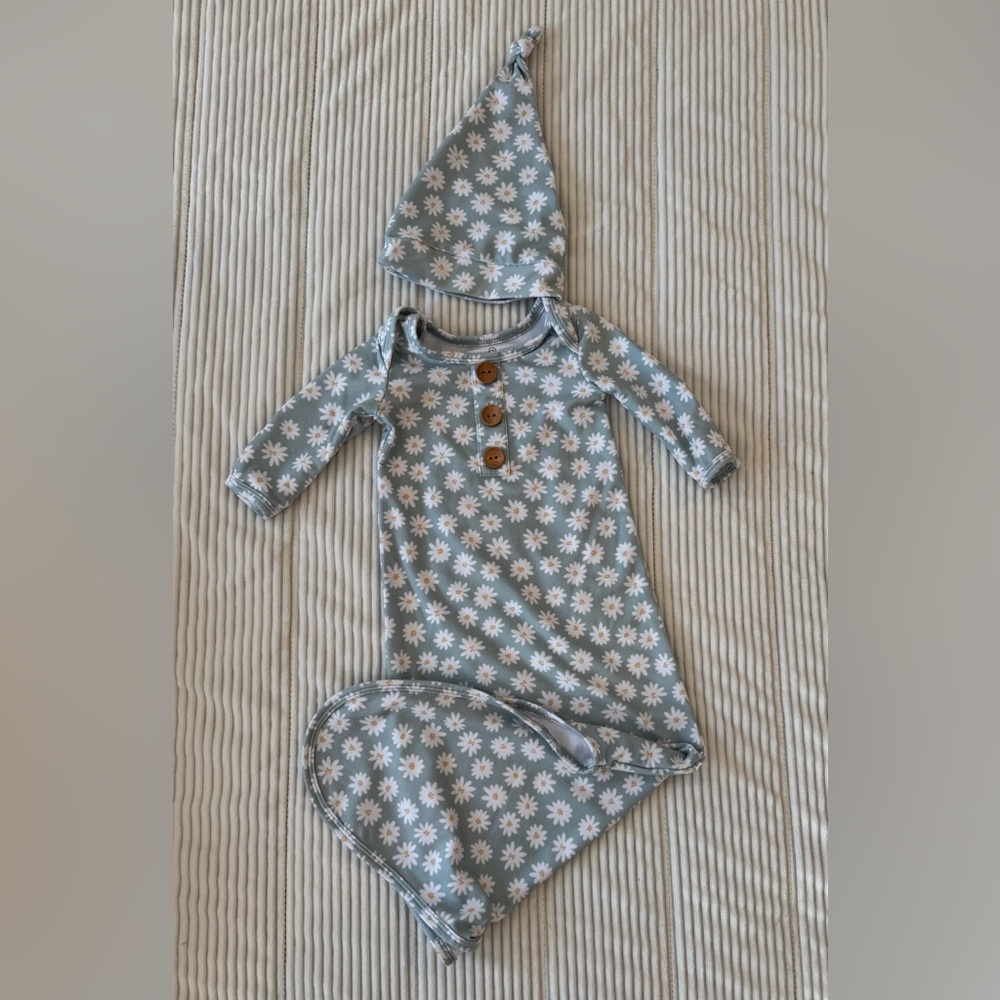 Caden Lane 
7 - 14 lbs 
Soft Green Daisy know gown and hat